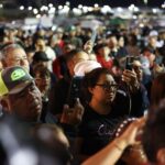 Reunión de autoridades y migrantes antes de partir en caravana hacia tierras mexicanas