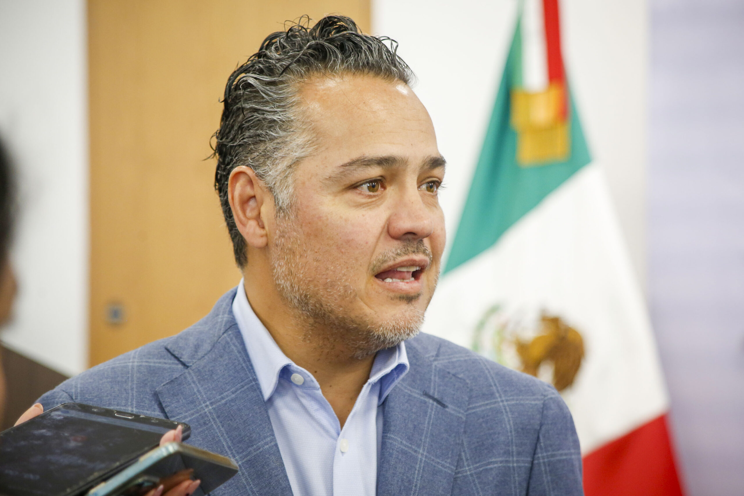 Romántico clásico, idealista; Enrique Correa Sada