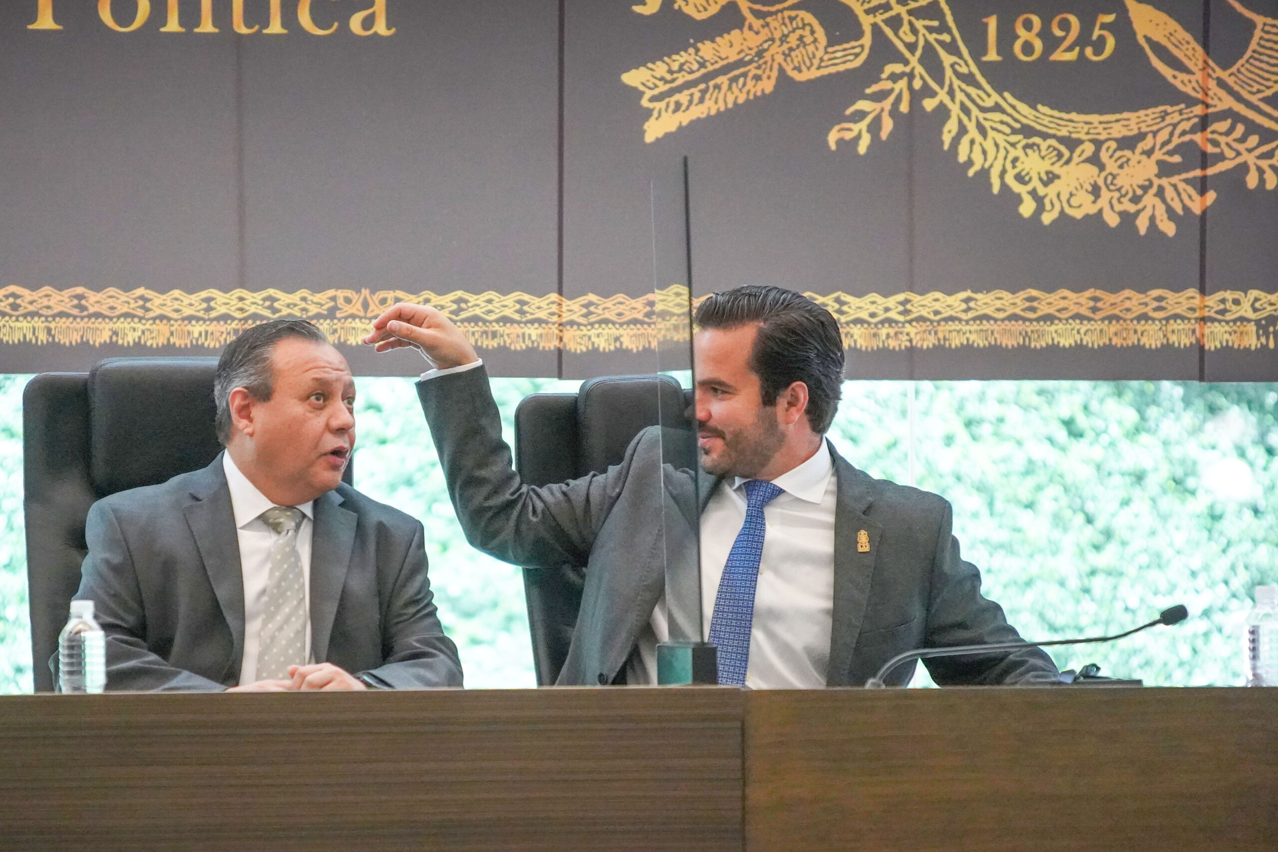 MORENA y PT, abandonan Ier Informe