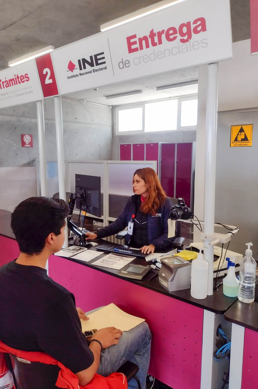 Jóvenes por su credencial INE